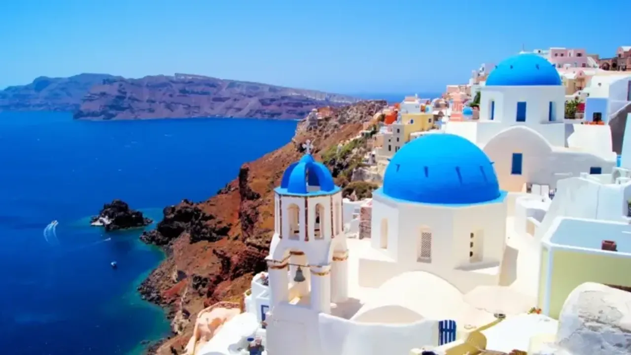 Ege Denizi'ndeki depremlerden dolayı Santorini adasında eğitime ara verildi