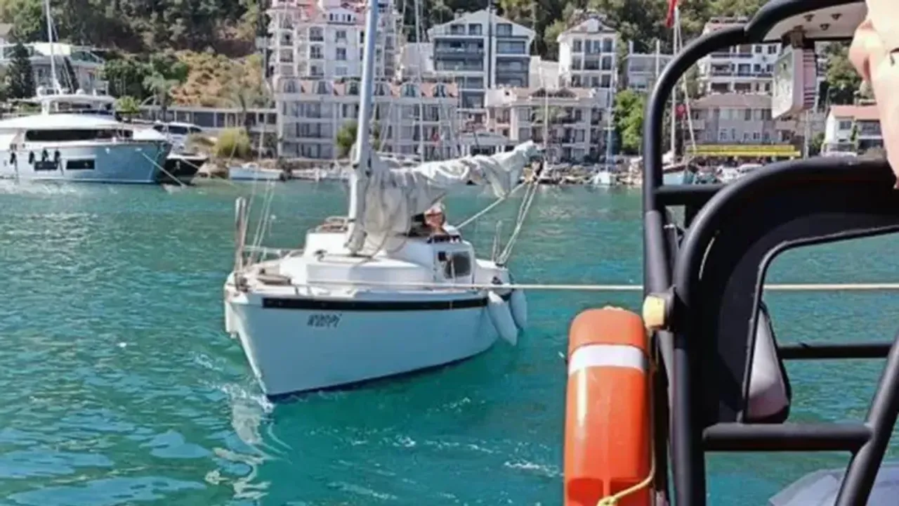 Motor arızası yapan ve sürüklenen yelkenli tekne kurtarıldı