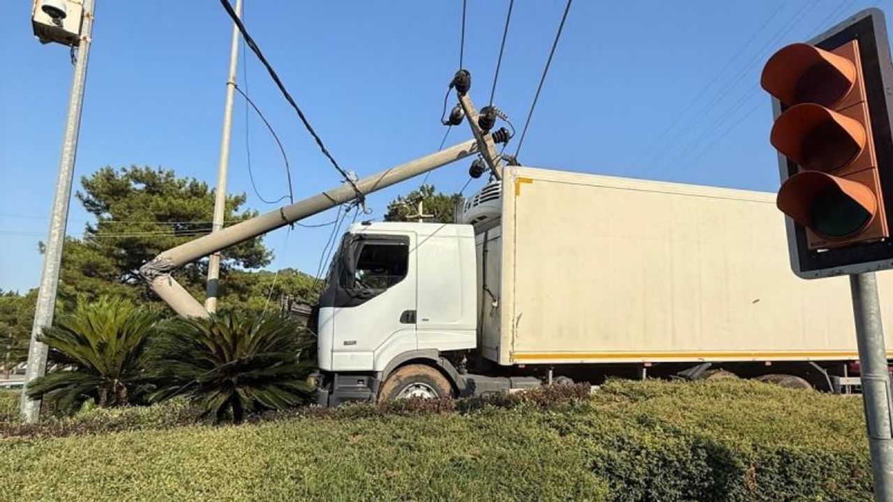 Marmaris'te freni tutmayan kamyon beton direği ikiye böldü