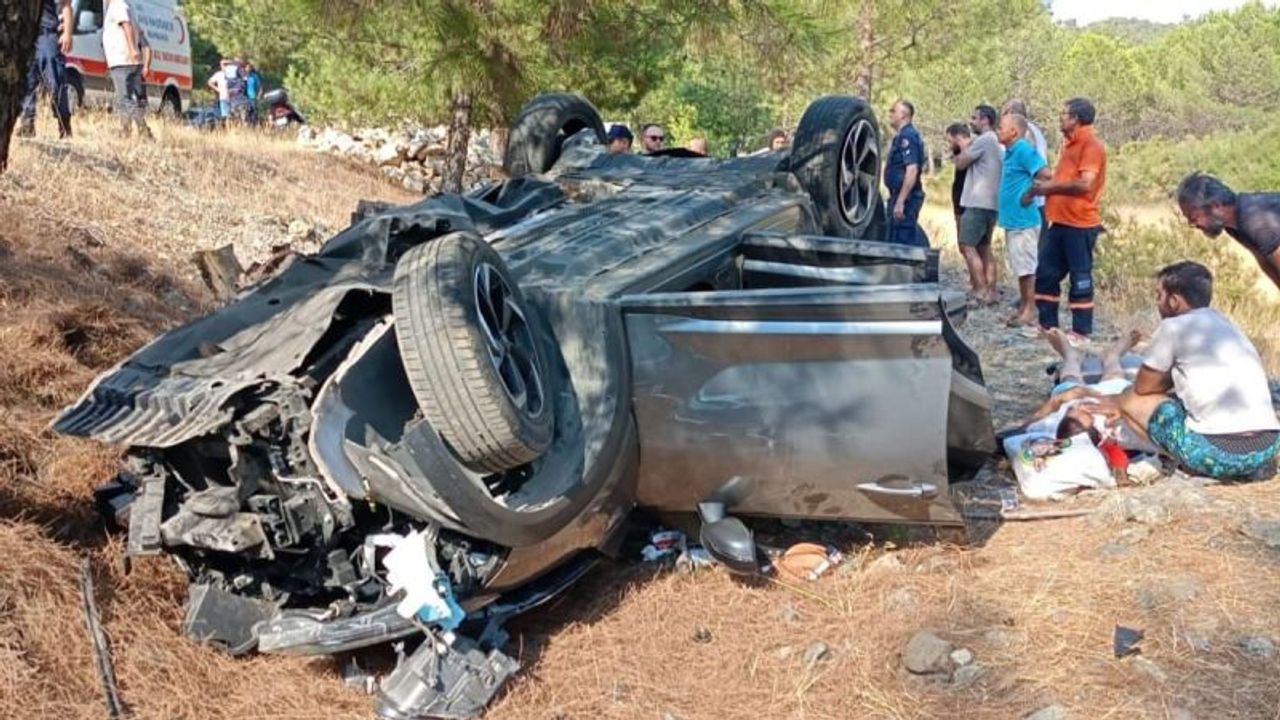 Marmaris-Datça yolunda 2 araç kafa kafaya çarpıştı: 5 yaralı