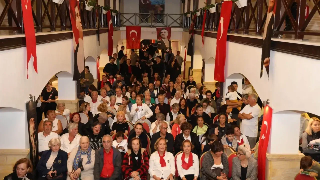 Marmaris’te “Ata’ya Saygı Gecesi” duygusal anlara sahne oldu