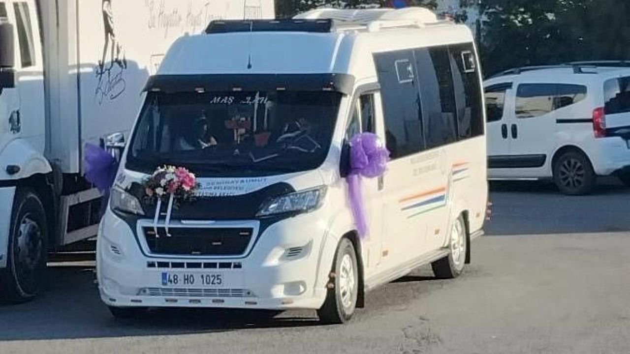 Bodrum’da gelin dolmuşu ilçe sokaklarını şenlik alanına çevirdi