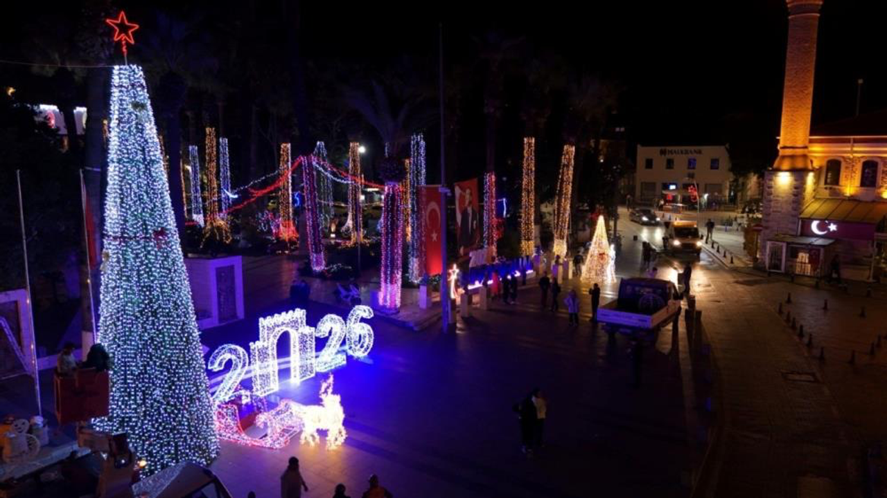 Meydanın ışıltısı fotoğraf karelerine yansıdı