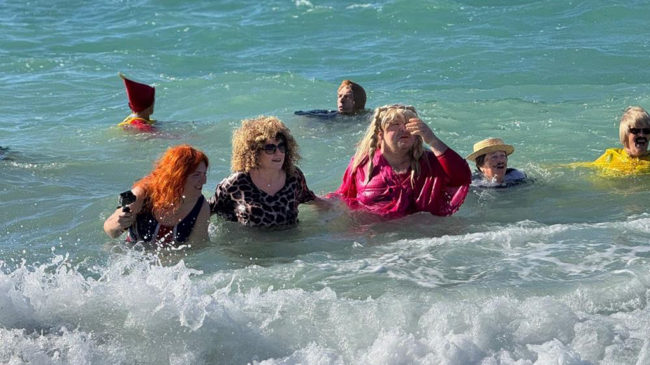 Soğuk havaya aldırmadılar, çocuklar ve hayvanlar için denize girdiler
