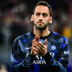 Hakan Çalhanoğlu sahalara yeni imajıyla döndü!