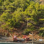 Balıkçı teknesini yangın ekiplerinin ulaşımı için seferber etti
