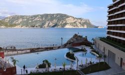 Marmaris Kızılbük'te turistler aralık ayında havuz keyfi yaşıyor