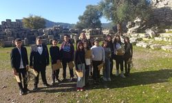Köyceğiz Ortaokulu öğrencileri Kaunos Antik Tiyatro’da şiir okudu