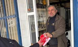 Büyükşehir Türk Bayrağı Dağıtarak Dayanışma Mesajı Verdi