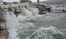 Bodrum’da tekneler karaya vurdu, feribot seferleri yapılamadı