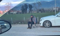 Muğla’da yol kenarına sandalye kurup trafiğin azalmasını beklediler