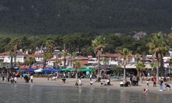 Akyaka’da güneşli hava sahilleri doldurdu