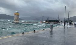 Marmaris’te şiddetli rüzgar denizi taşırdı