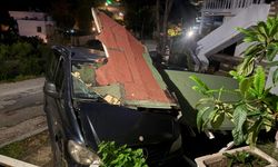 Bodrum’da fırtına sundurmayı araçların üzerine devirdi