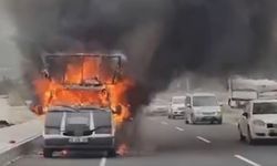 Denizli'de seyir halindeki araç alevlere teslim oldu