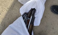 Polisten kaçarken içi kalaşnikof dolu çuvalı yola attılar