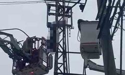 Hırsızlık için çıktığı elektrik direği sonu oldu