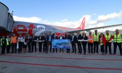 Dalaman Havalimanı’nda Sezon Başladı: İlk Turistler Çiçeklerle Karşılandı