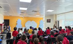 Gönüllü gençlerden çocuklara tiyatro şöleni