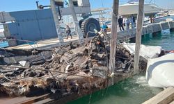 Bodrum'da yanan teknelerin enkazları kaldırılıyor