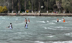 Akyaka’da sezon erken açıldı: 16 derecede denize girdiler