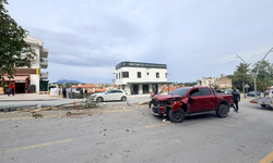 Datça’da kontrolden çıkan araç ağaçları ve direği devirdi