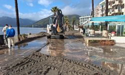 Marmaris’te fırtına sonrası sahiller çöple doldu