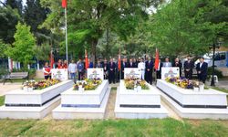 Vali Akbıyık bayramda şehitlikleri ziyaret etti