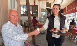Çayın pabucunu dama attı, günde 15 litre satılıyor. Bardağı 15 liradan satılan süte talep yağıyor