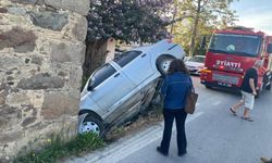 Bodrum’da Kontrolden Çıkan Otomobil Taş Binaya Çarptı
