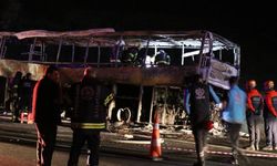 Bariyerlere çarpan yolcu otobüsü alev aldı: 7 ölü, 33 yaralı