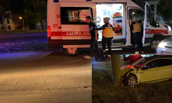 Kontrolden çıkan otomobil direğe çarptı, sürücü yaralandı