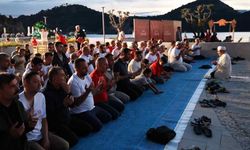 Milli maç heyecanı sahilde sabah namazıyla başladı