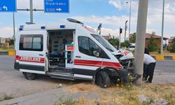 Ambulansla Çarpışan Otomobilde ve Araçta 10 Kişi Yaralandı