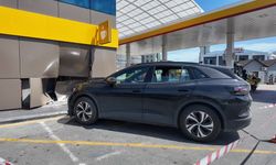 Otomobil akaryakıt istasyonuna daldı