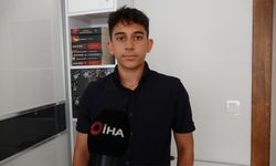 Akıllı telefonu bırakıp tuşluya geçti. Tüm soruları doğru yanıtladı, Türkiye birincisi oldu
