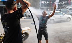 Menteşe’de Sıcaktan Bunaldı, Çareyi Oto Yıkamada Buldu