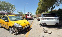 Muğla’da Kontrolden Çıkan Taksi 3 Araca Çarptı