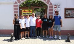 Şampiyon yüzücülerden Hamle Medya Grubu’na ziyaret