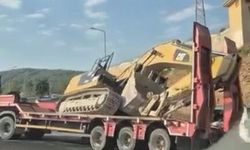 Muğla’da Kavşakta İş Makinesi Tırdan Devrildi