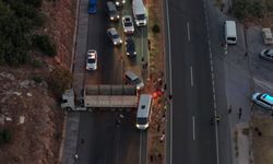 Muğla-Aydın karayolunda TIR karşı şeride geçti, trafik durdu