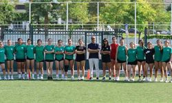 Menaf Kıyanç, Muğlaspor Kadın Voleybol Takımını ziyaret etti