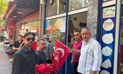 MHP Menteşe “Bayrağımıza Sahip Çıkıyoruz” Diyerek Esnafı Gezdi