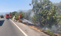 Ula’da yol kenarındaki kuru otlar alev aldı