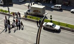 Karşıya geçerken otomobilin çarptığı kişi yaralandı