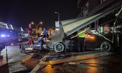 Bodrum’da Lüks Otomobil Börekçiye Daldı: 2 Yaralı