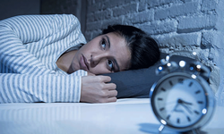 Gece Uykusu Bölünenler İçin Kritik Uyarı: Bedeniniz Gizli Bir Kriz Yaşıyor!