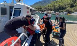 Fethiye açıklarında yaralanan kişi kıyıya tahliye edildi