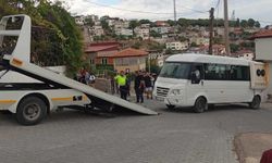 El freni boşalan öğrenci minibüsü garaja çarptı 4 yaralı