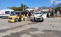 Fethiye’de kavşakta otomobil ile kamyonet çarpıştı: 5 yaralı